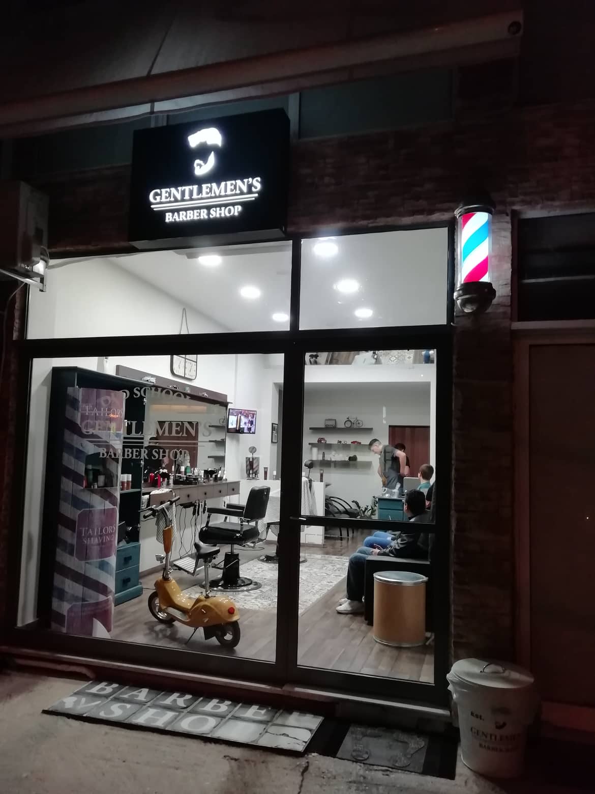 GENTLEMENS BARBER SHOP